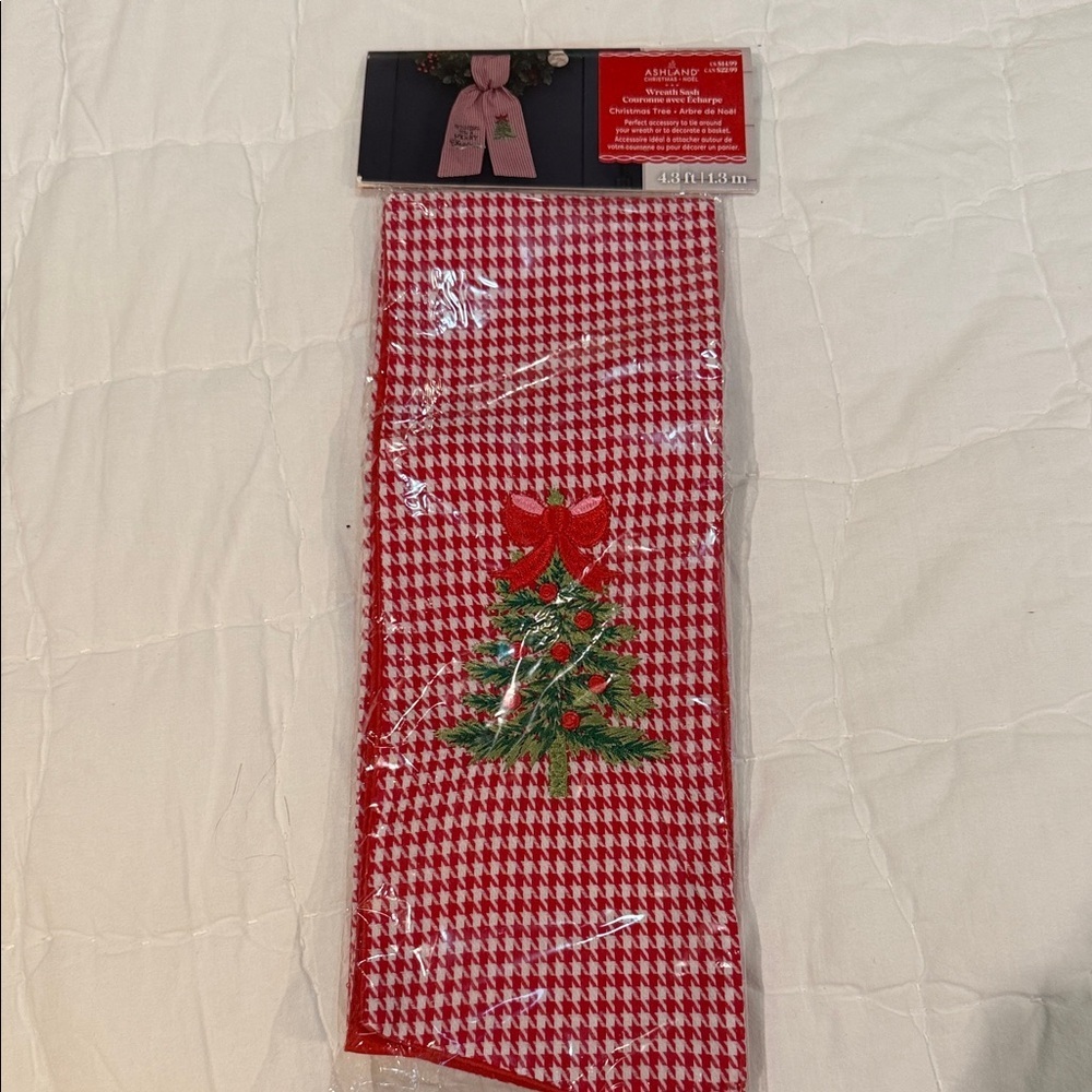 Ashland Red and White Holiday Wreath Towel